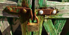 Alten Lack entfernen vor neuer Farbe und Lack Lack entfernen von einem alten Gartentor aus Holz