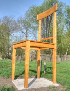 Bei einem Stuhl fallen natürlich jede Menge Kanten zum Schleifen an Das Holz eines Stuhl schleifen