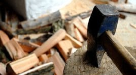 Holz spalten mit der Axt Holz spalten mit Axt und Hauklotz