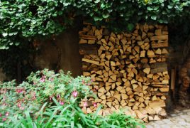 Brennholz im Freien stapeln