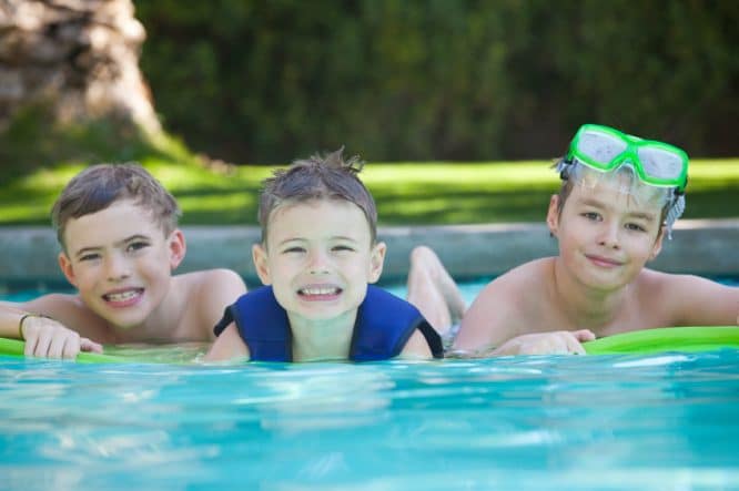 Kinder - im Pool spielen.