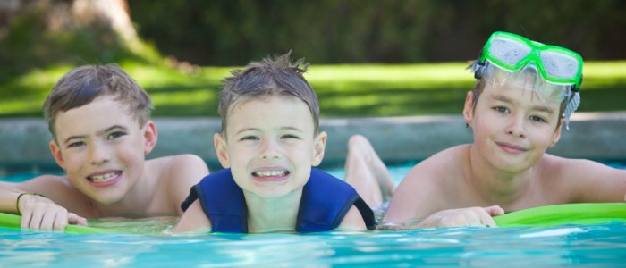 Kinder - im Pool spielen.