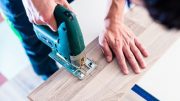Heimwerker sägt mit Stichsäge
