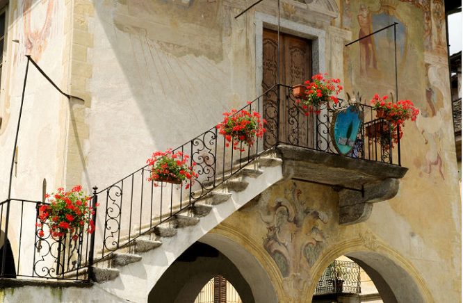 Eine schöne alte Treppe aus Stein als Zugang zum Hauseingang - Treppen einbauen ist eine Kunst für sich und will gelernt sein. 