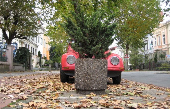 Pflanzkübel aus Stein in der Stadt