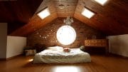 Gemütliches Schlafzimmer unter dem Dach
