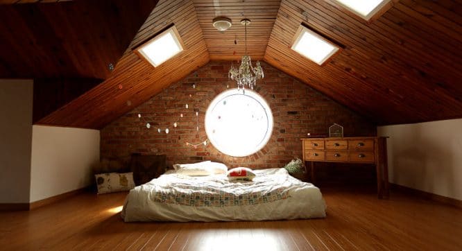 Gemütliches Schlafzimmer unter dem Dach