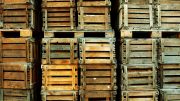 Viele Weinkisten aus Holz sehen fast schon wie ein Raumteiler aus