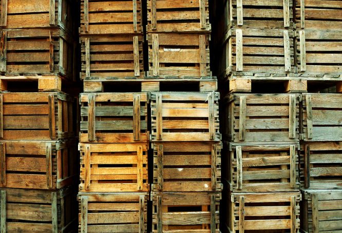 Viele Weinkisten aus Holz sehen fast schon wie ein Raumteiler aus