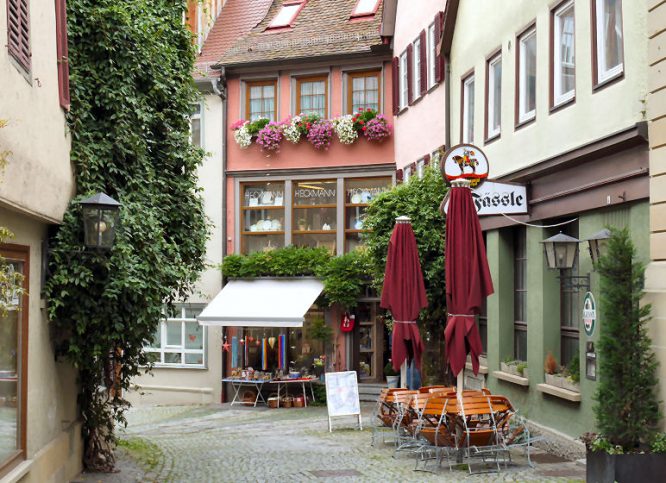 Sonnenschutz für Terrasse und Balkon ist oft nicht nur praktisch, sondern auch optisch ein Gewinn..