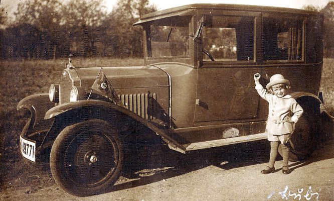 Autoreparatur bei einem echten Oldtimer (1933)