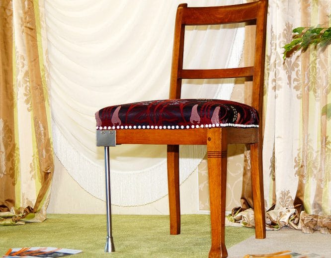 Dem Stuhl fehlt ein Bein - und schon hat der Hobbyhandwerker wieder eine Baustelle.