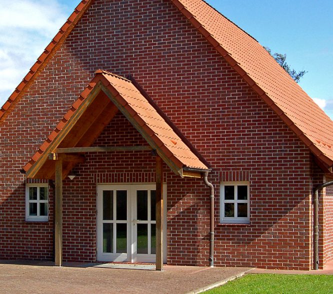 Großes Vordach über der Haustür aus Dachziegeln