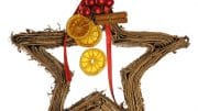 Weihnachtsbaumschmuck selbst basteln aus Orangen und Stroh