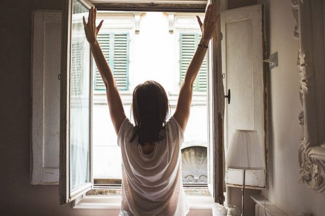 Richtig lüften - so ist es am besten: Fenster weit auf!