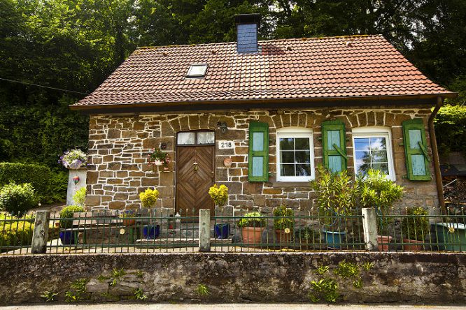 Altes renovierungsbedürftiges Haus wieder zu einem kleinen Schmuckstück gemacht