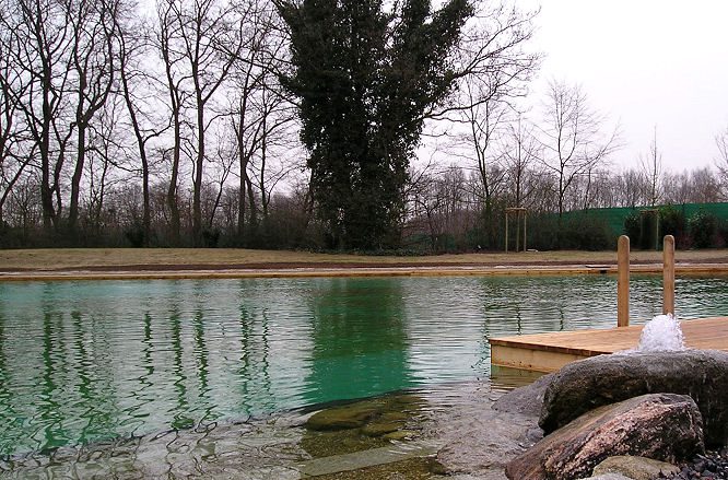 Schwimmteich bauen lassen - wenn er groß ist wie dieser.