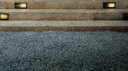 Was ist ein Steinteppich? - hier ein robuster Bodenbelag für eine Treppe.