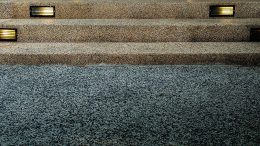 Was ist ein Steinteppich? - hier ein robuster Bodenbelag für eine Treppe.
