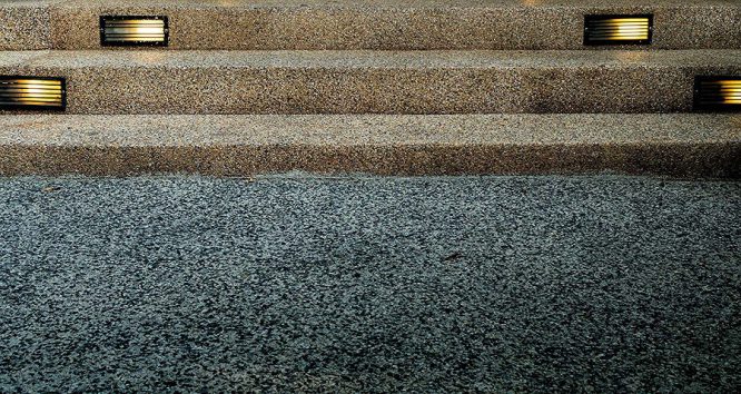 Was ist ein Steinteppich? - hier ein robuster Bodenbelag für eine Treppe.