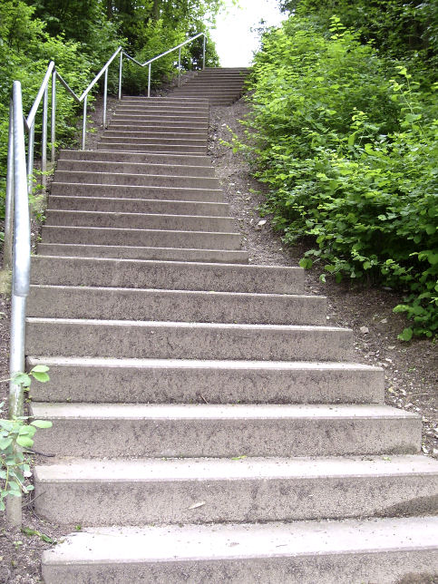 Treppe berechnen für den Garten: Bei dieser Treppe aus Beton sind die Stufen in einer einer angenehmen Tritthöhe zwischen 12 und 15 cm.