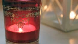 Upcycling Ideen: Teelicht Halter aus rot-goldenem Glas