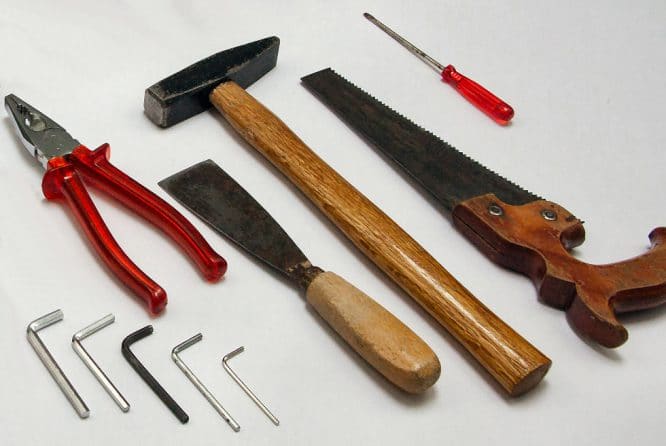 Welches Werkzeug braucht man unbedingt als Heimwerker? Hammer, Säge, Spachtel, Flachzange. Schraubendreher, Imbusschlüssel? Ja und dann noch ...