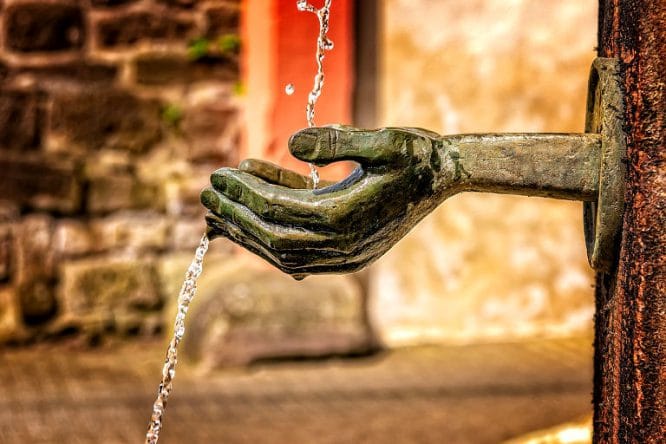 Mit diesem Wasserstrahl lässt nichts schneiden, dafür aber waschen oder trinken. 