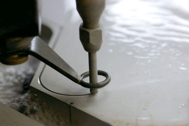 Mit einem ultra hoch Druck Wasserstrahl lassen sich saubere Schnitte machen.