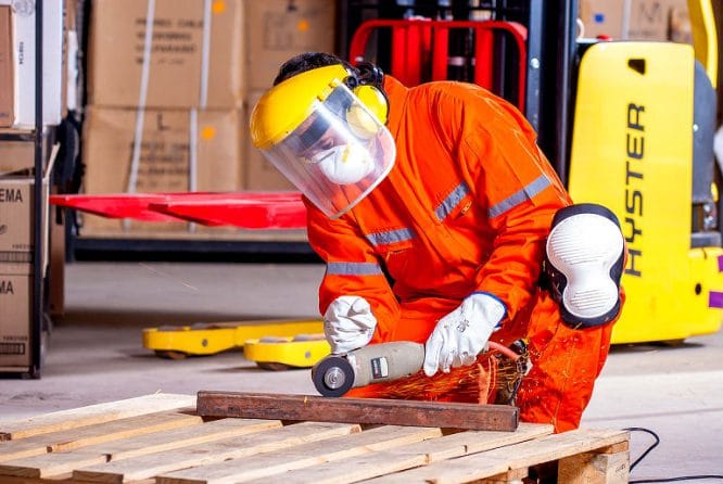 Sicherheit geht vor - Arbeitsbekleidung schützt effektiv