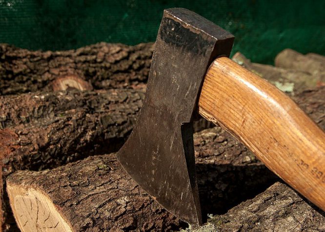 Holz spalten ist für viele eine ziemlich anstrengende Arbeit.