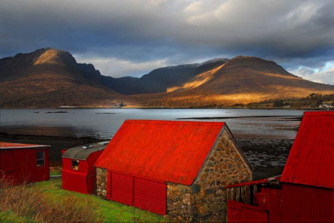 Leuchtend rotes Wellblechdach in Schottland - auch eine Augenweide