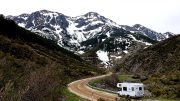 Wohnmobil in Winterlandschaft und Schnee fahrend