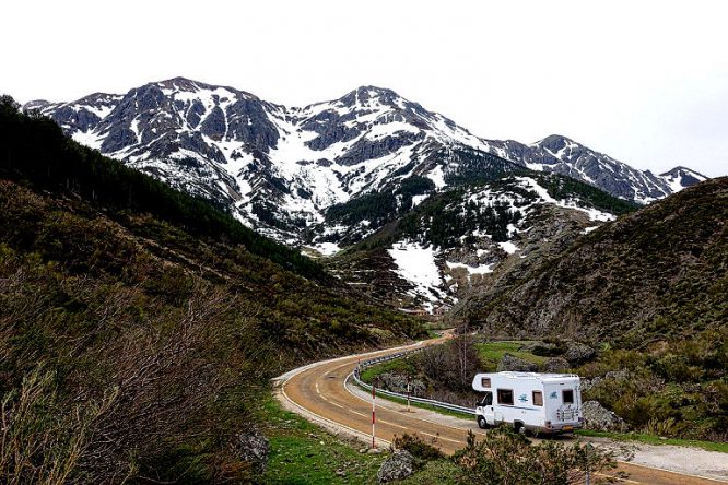 Wohnmobil in Winterlandschaft und Schnee fahrend