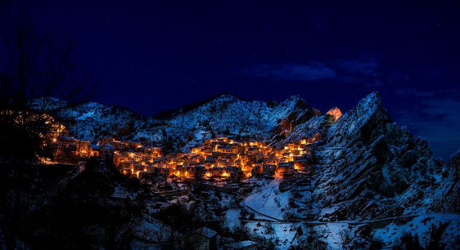 Verträumtes Panorama - Bergdorf in Italien