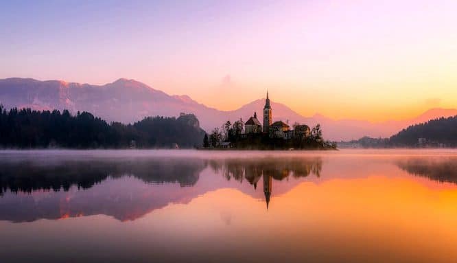 Was für eine Landschaft - Panorama mit See in Slowenien