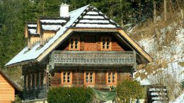 Ein schon älteres Haus - ganz aus Holz.