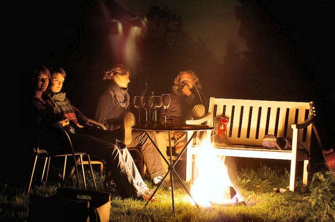 Ein Feuer im Garten schafft Gemütlichkeit.