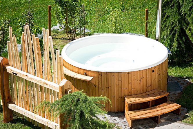 Badefass aus Holz - für Wellness im Garten im Sommer und Winter.