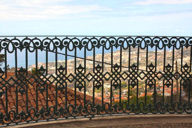 Schöner schmiedeeiserner Zaun in Madeira