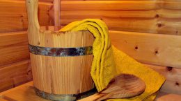 Sauna Schwitzstube - mit Eimer und Handtuch