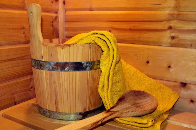 Sauna Schwitzstube - mit Eimer und Handtuch
