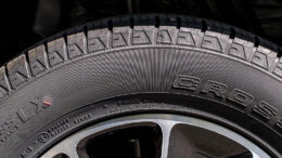 Wenn der Reifen abgefahren ist, schnell einen Blick auf den Code für die Reifengröße!