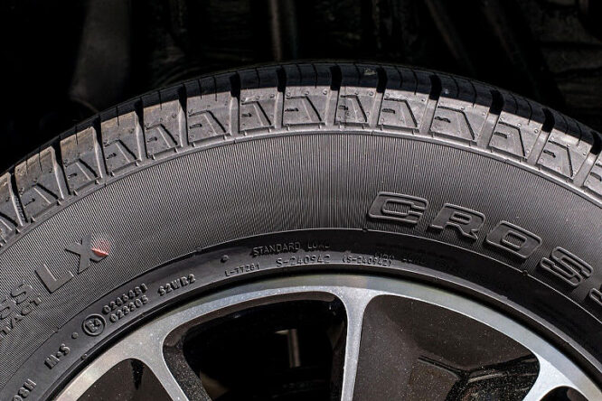 Wenn der Reifen abgefahren ist, schnell einen Blick auf den Code für die Reifengröße!