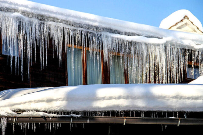 Dachrinne selbst reinigen? - Im Winter besser nicht!