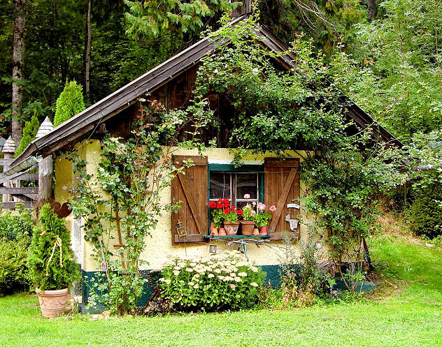 Kleines Gartenhaus - naturnah könnte man sagen.