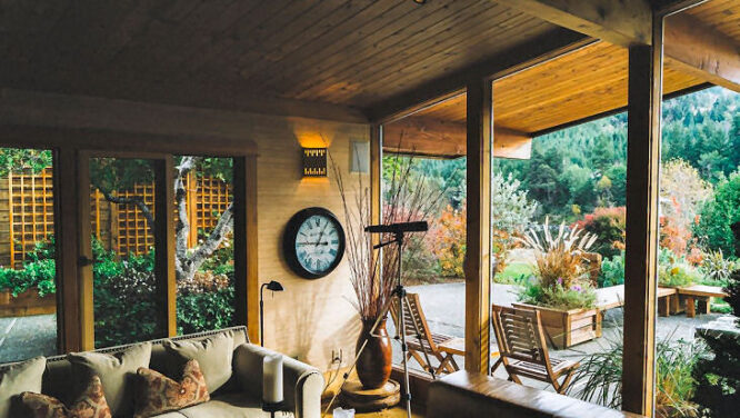 Es gibt viele Möglichkeiten, seine Terrasse am Haus mit Holz zu gestalten.