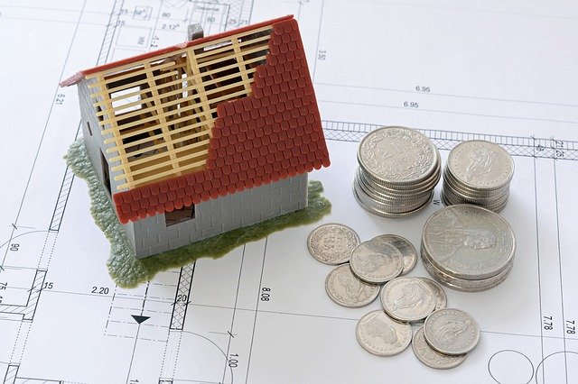 Ein Haus will auch finanziert sein, nicht, dass es dann am Dach fehlt. Zinsen haben großen Einfluss auf die Gesamtkosten einer Finanzierung.