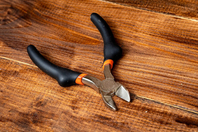 Auch ein Seitenschneider, oft auch Drahtschere genannt, ist ein sehr nützliches Handwerkzeug, das man immer mal wieder braucht.