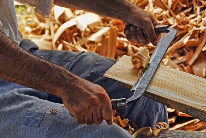 DIY Handwerker zu werden kann man lernen. Hobeln zum Beispiel. 